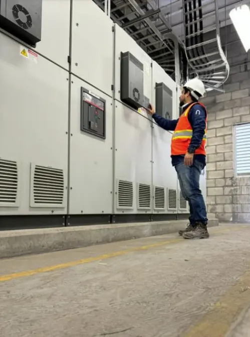 Ingeniero de GENEL revisando los gabinetes de filtros de arm&oacute;nicas instalados en la planta de Metalsa en Apodaca, Nuevo Le&oacute;n